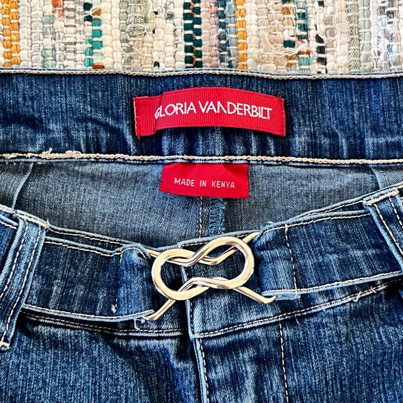 Gloria Vanderbilt Size 8 Denim Shorts - Picture 3 of 4